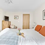 B6 Masts - With Sea Views, Parking And Terrace
