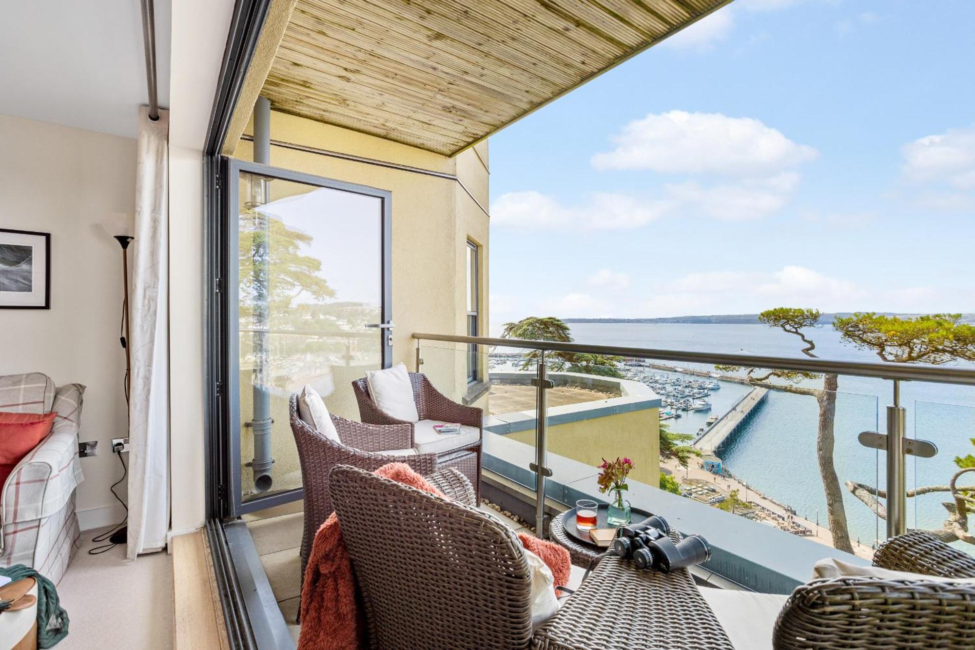 B6 Masts - With Sea Views, Parking And Terrace