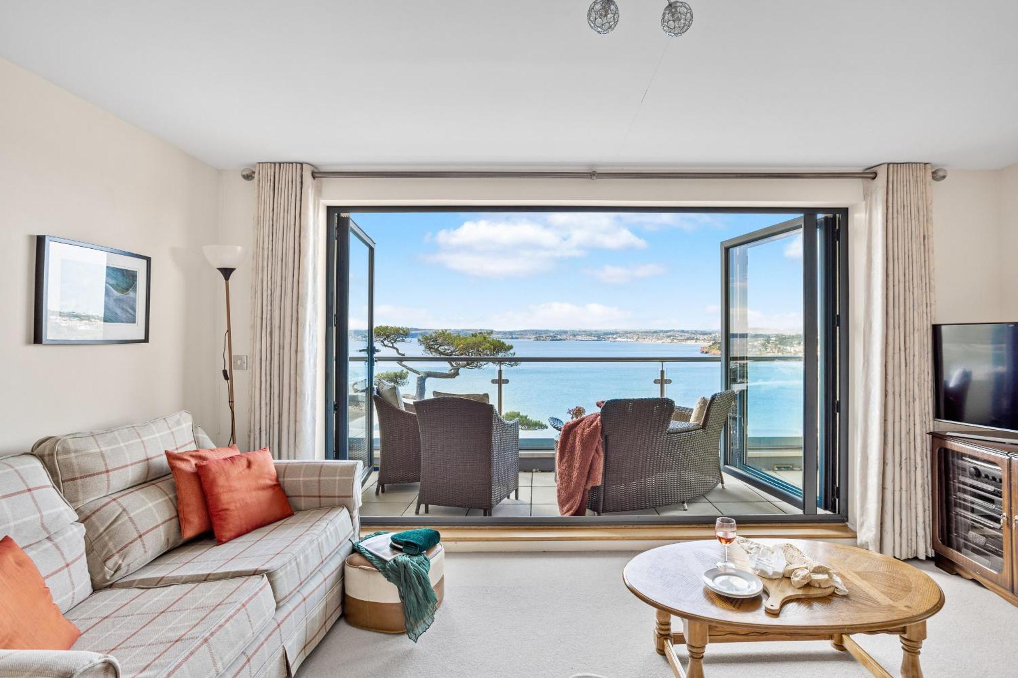 B6 Masts - With Sea Views, Parking And Terrace